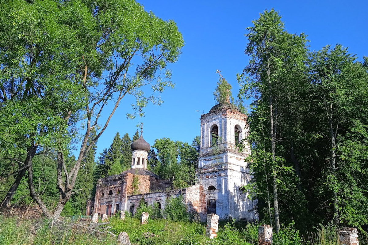 Есть во Владимирской области места с особой энергетикой. Их существование с давних времен сопровождается загадочными, даже порой пугающими легендами. Где-то земля уходит из-под ног, а где-то слышится звон оружия по ночам. Составили для вас список локаций, которые произведут впечатление на любителей острых ощущений.