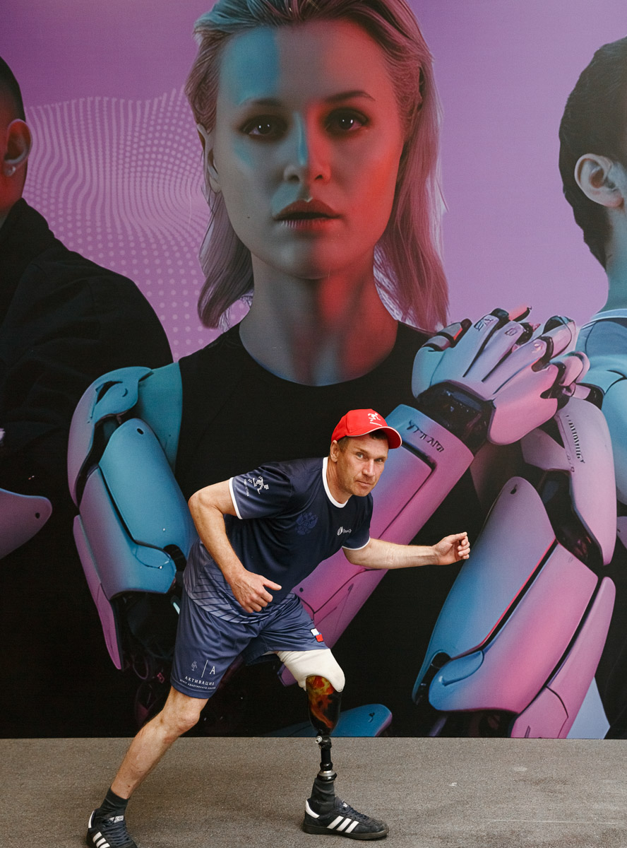 В Москве на площадке центра ассистивных технологий «Феникс» на ВДНХ прошел впечатляющий чемпионат «Кибатлетика-2025». 150 спортсменов, использующих современные ассистивные технологии, боролись за звание лучших в шести дисциплинах. Среди них и представители Владимирской области. Как они смогли сделать невозможное возможным — в нашем материале.