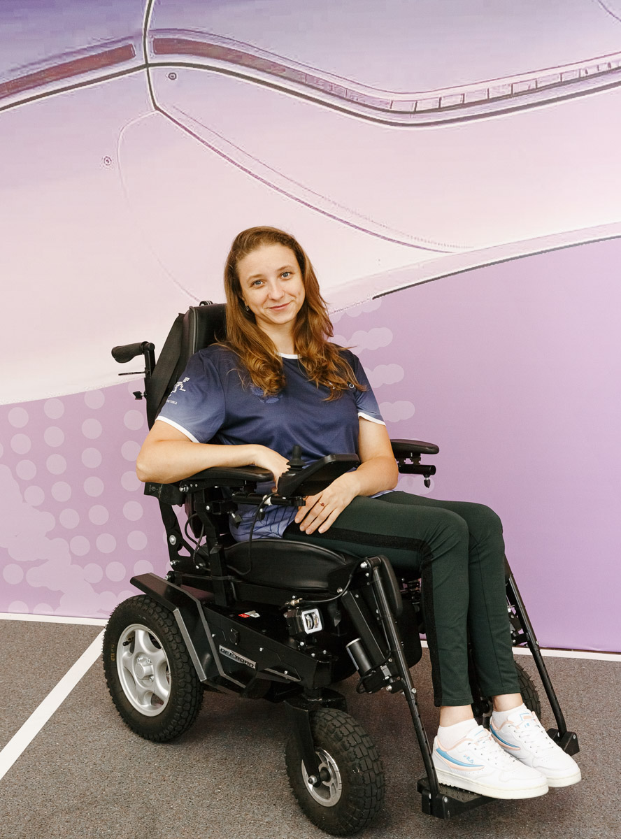 В Москве на площадке центра ассистивных технологий «Феникс» на ВДНХ прошел впечатляющий чемпионат «Кибатлетика-2025». 150 спортсменов, использующих современные ассистивные технологии, боролись за звание лучших в шести дисциплинах. Среди них и представители Владимирской области. Как они смогли сделать невозможное возможным — в нашем материале.