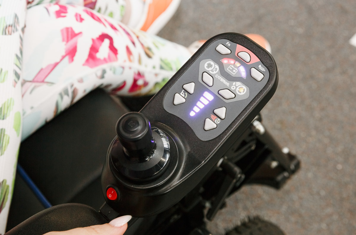 В Москве на площадке центра ассистивных технологий «Феникс» на ВДНХ прошел впечатляющий чемпионат «Кибатлетика-2025». 150 спортсменов, использующих современные ассистивные технологии, боролись за звание лучших в шести дисциплинах. Среди них и представители Владимирской области. Как они смогли сделать невозможное возможным — в нашем материале.