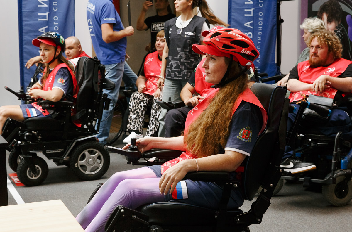 В Москве на площадке центра ассистивных технологий «Феникс» на ВДНХ прошел впечатляющий чемпионат «Кибатлетика-2025». 150 спортсменов, использующих современные ассистивные технологии, боролись за звание лучших в шести дисциплинах. Среди них и представители Владимирской области. Как они смогли сделать невозможное возможным — в нашем материале.