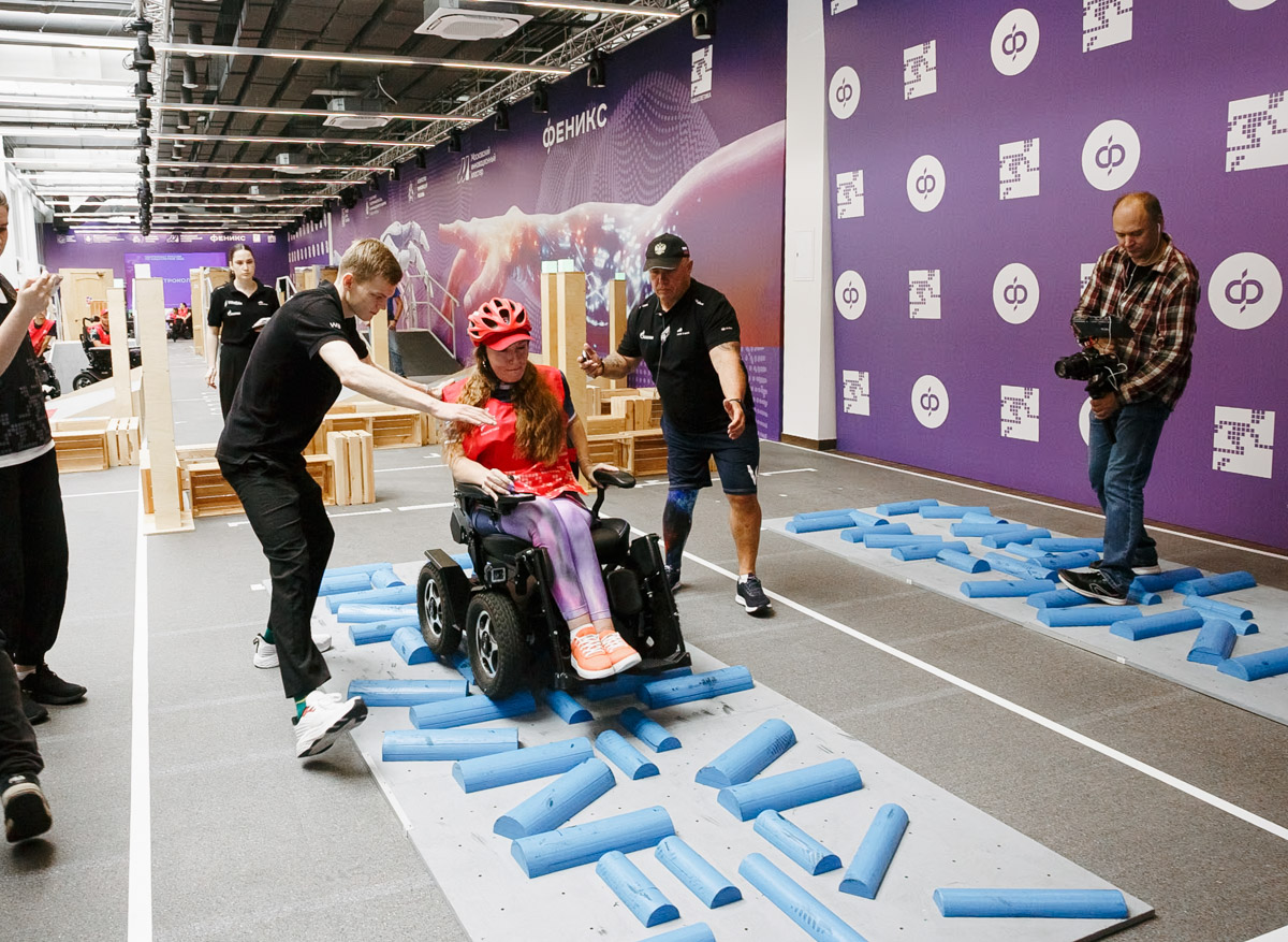 В Москве на площадке центра ассистивных технологий «Феникс» на ВДНХ прошел впечатляющий чемпионат «Кибатлетика-2025». 150 спортсменов, использующих современные ассистивные технологии, боролись за звание лучших в шести дисциплинах. Среди них и представители Владимирской области. Как они смогли сделать невозможное возможным — в нашем материале.