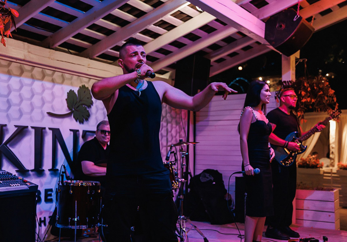 Атмосферу последней недели августа обещают сделать особенной живые ритмы, народная магия и энергия сцены. В эти выходные в Суздале у реки Каменки зазвучит настоящая русская музыка, погружающая в истоки традиционных мелодий. А в Центральном парке Владимира заиграет джаз — яркие аккорды и импровизации создадут неповторимое настроение.