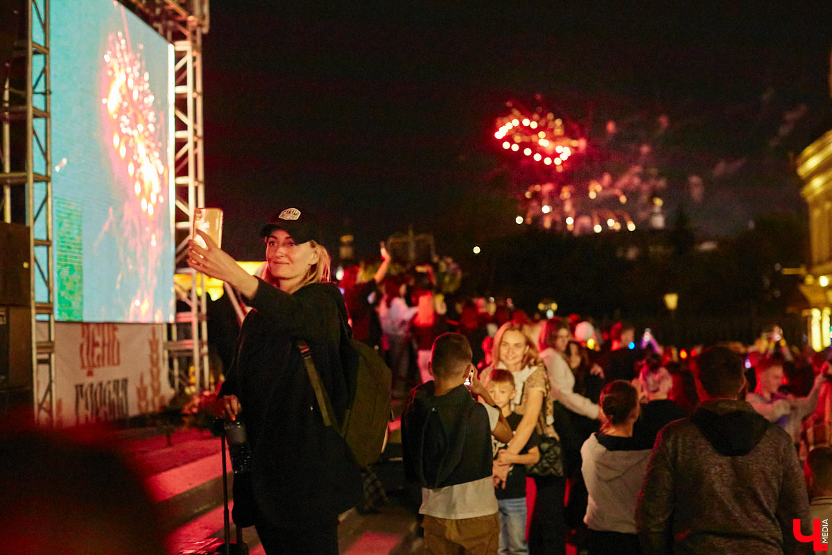 Атмосферу последней недели августа обещают сделать особенной живые ритмы, народная магия и энергия сцены. В эти выходные в Суздале у реки Каменки зазвучит настоящая русская музыка, погружающая в истоки традиционных мелодий. А в Центральном парке Владимира заиграет джаз — яркие аккорды и импровизации создадут неповторимое настроение.