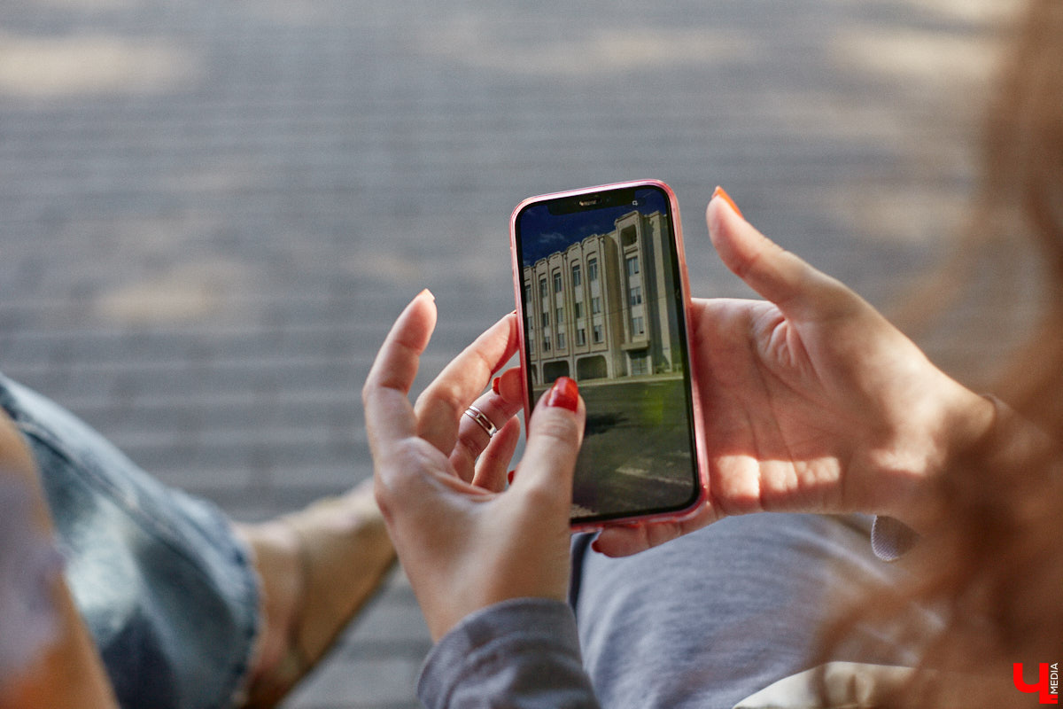 Нижний Новгород похорошел. Это отмечают и владимирцы, массово отдыхающие в живописном крае с легендарными закатами. А что думают жители столицы Поволжья о нашем городе? Своим видением поделилась урбанистка Ира Маслова, заскочившая в региональный центр по пути в Москву.