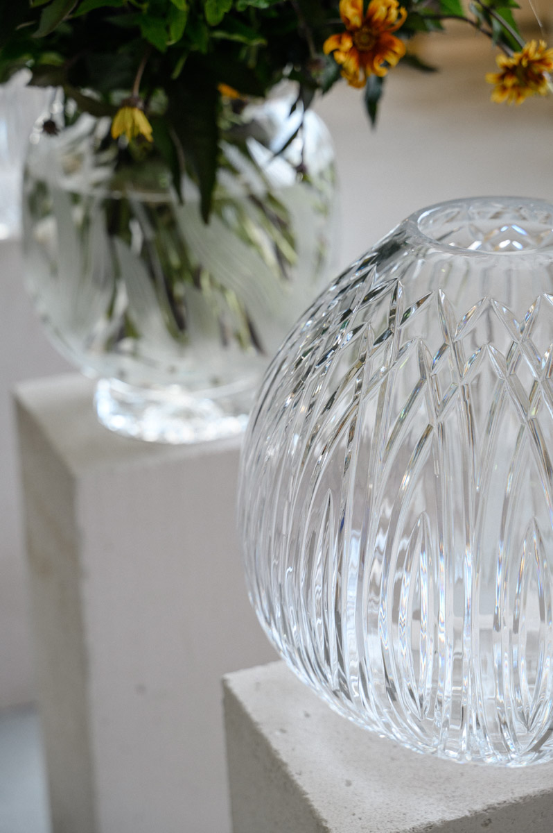 Столичный флорист Антон Шуранов обрел популярность благодаря звездным заказчикам, великолепному вкусу и внимательному отношению к деталям. Его работы — цветочные инсталляции, где важны не только растения, но и декор. С оформлением ему помогают мастера Гусь-Хрустального — с ними фитодизайнер сотрудничает не первый год.