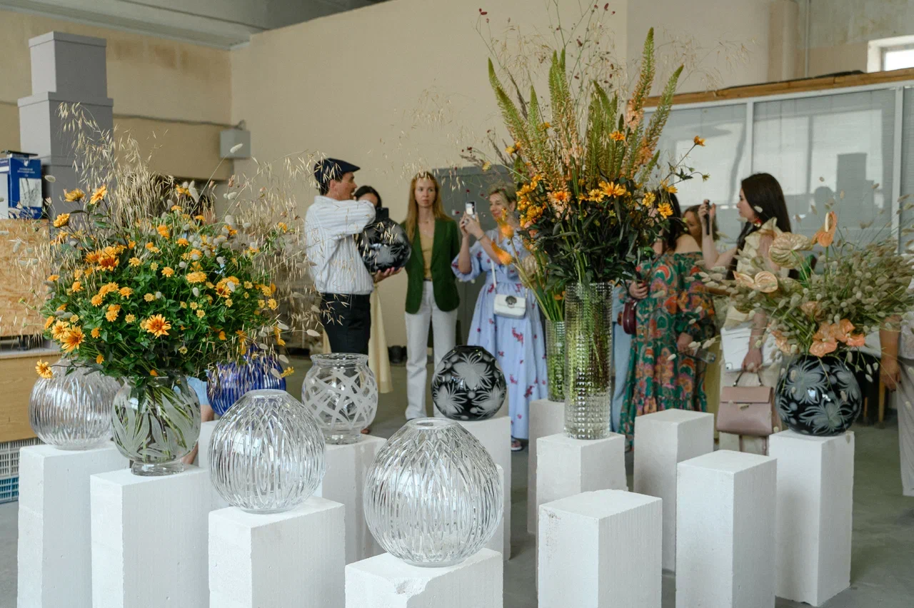 Столичный флорист Антон Шуранов обрел популярность благодаря звездным заказчикам, великолепному вкусу и внимательному отношению к деталям. Его работы — цветочные инсталляции, где важны не только растения, но и декор. С оформлением ему помогают мастера Гусь-Хрустального — с ними фитодизайнер сотрудничает не первый год.