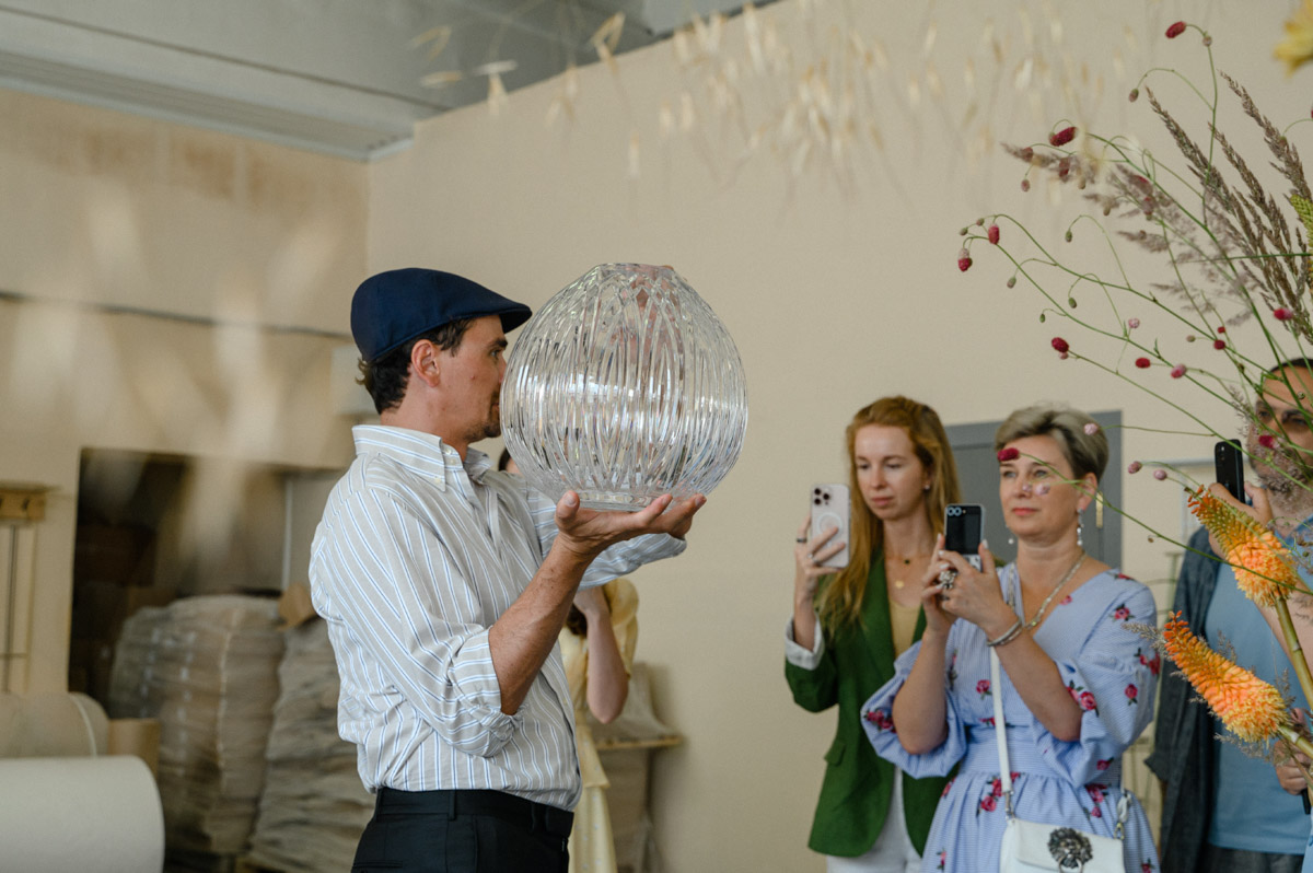 Столичный флорист Антон Шуранов обрел популярность благодаря звездным заказчикам, великолепному вкусу и внимательному отношению к деталям. Его работы — цветочные инсталляции, где важны не только растения, но и декор. С оформлением ему помогают мастера Гусь-Хрустального — с ними фитодизайнер сотрудничает не первый год.