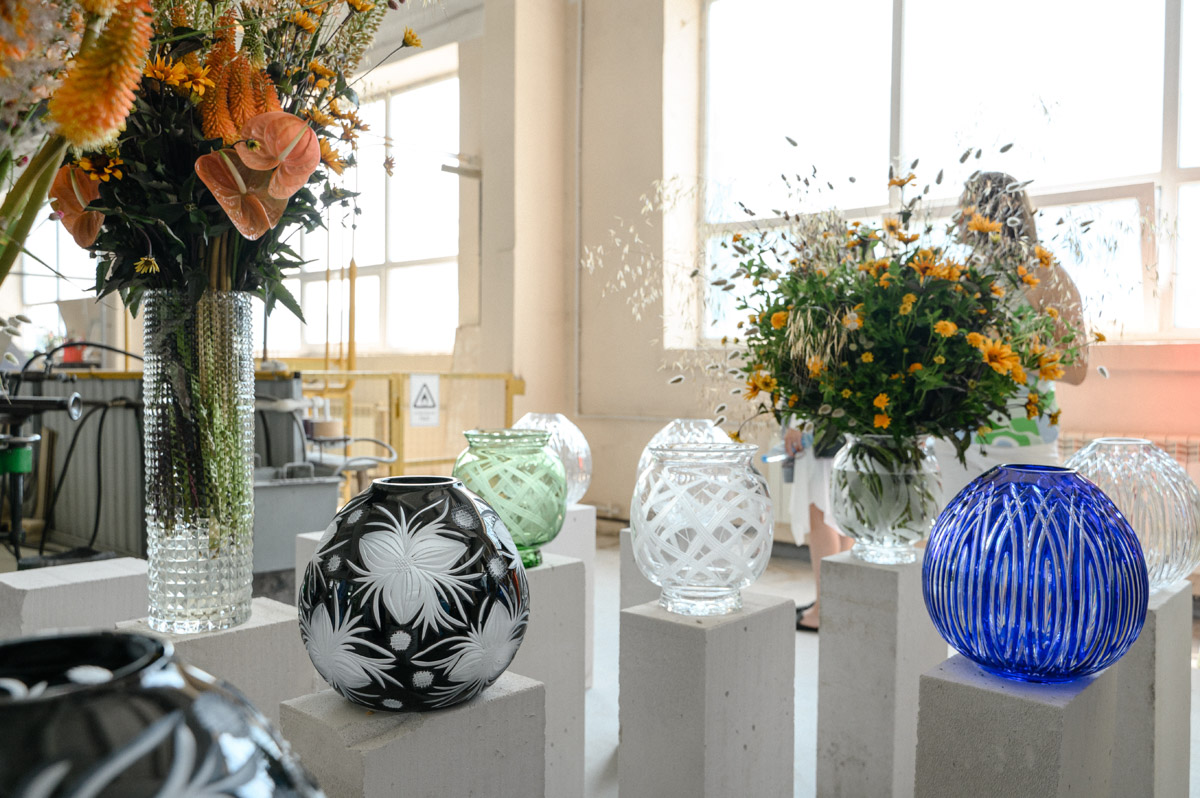 Столичный флорист Антон Шуранов обрел популярность благодаря звездным заказчикам, великолепному вкусу и внимательному отношению к деталям. Его работы — цветочные инсталляции, где важны не только растения, но и декор. С оформлением ему помогают мастера Гусь-Хрустального — с ними фитодизайнер сотрудничает не первый год.