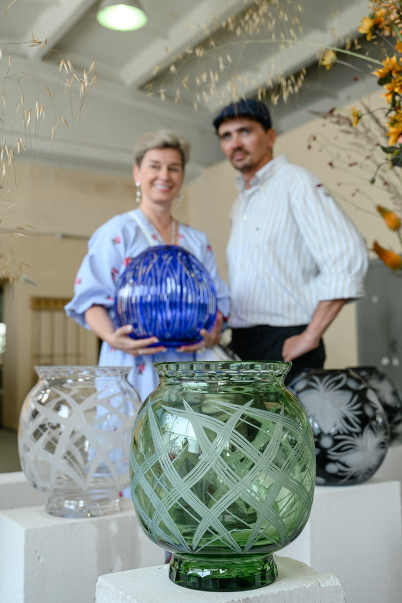 Столичный флорист Антон Шуранов обрел популярность благодаря звездным заказчикам, великолепному вкусу и внимательному отношению к деталям. Его работы — цветочные инсталляции, где важны не только растения, но и декор. С оформлением ему помогают мастера Гусь-Хрустального — с ними фитодизайнер сотрудничает не первый год.