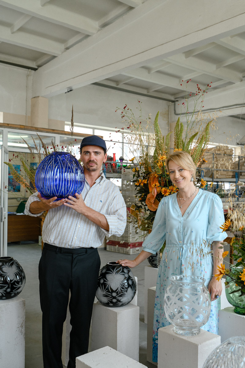 Столичный флорист Антон Шуранов обрел популярность благодаря звездным заказчикам, великолепному вкусу и внимательному отношению к деталям. Его работы — цветочные инсталляции, где важны не только растения, но и декор. С оформлением ему помогают мастера Гусь-Хрустального — с ними фитодизайнер сотрудничает не первый год.