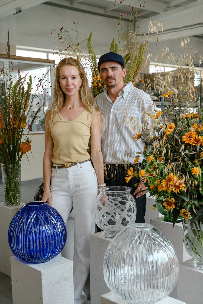 Столичный флорист Антон Шуранов обрел популярность благодаря звездным заказчикам, великолепному вкусу и внимательному отношению к деталям. Его работы — цветочные инсталляции, где важны не только растения, но и декор. С оформлением ему помогают мастера Гусь-Хрустального — с ними фитодизайнер сотрудничает не первый год.