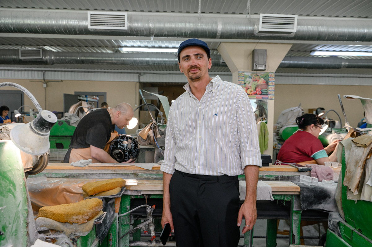 Столичный флорист Антон Шуранов обрел популярность благодаря звездным заказчикам, великолепному вкусу и внимательному отношению к деталям. Его работы — цветочные инсталляции, где важны не только растения, но и декор. С оформлением ему помогают мастера Гусь-Хрустального — с ними фитодизайнер сотрудничает не первый год.