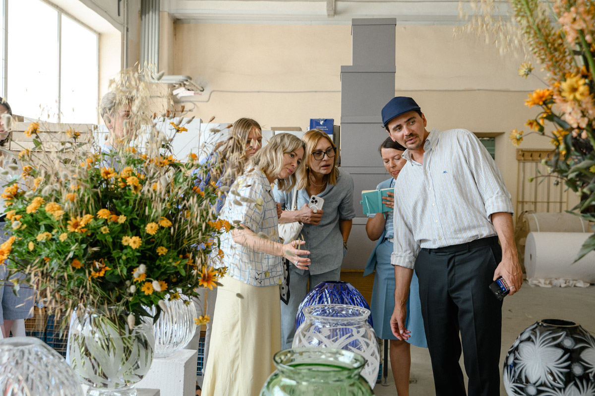 Столичный флорист Антон Шуранов обрел популярность благодаря звездным заказчикам, великолепному вкусу и внимательному отношению к деталям. Его работы — цветочные инсталляции, где важны не только растения, но и декор. С оформлением ему помогают мастера Гусь-Хрустального — с ними фитодизайнер сотрудничает не первый год.