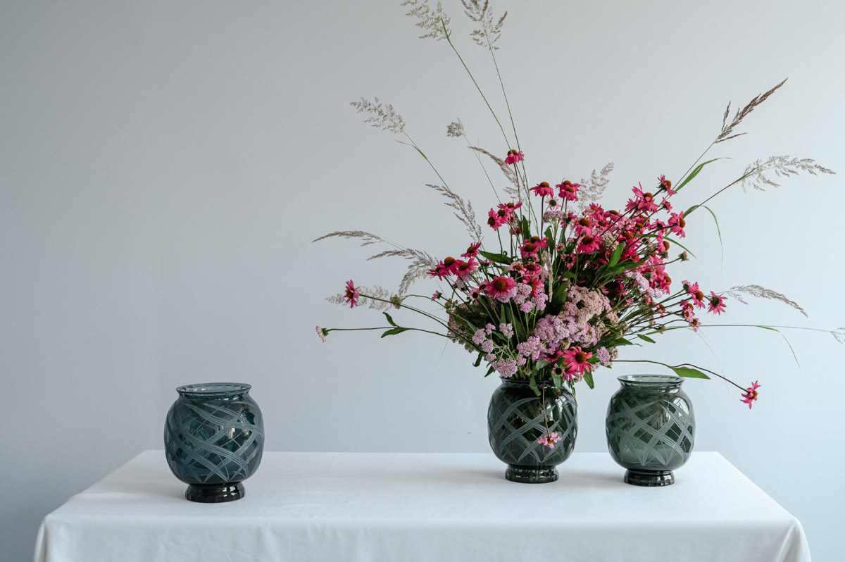 Столичный флорист Антон Шуранов обрел популярность благодаря звездным заказчикам, великолепному вкусу и внимательному отношению к деталям. Его работы — цветочные инсталляции, где важны не только растения, но и декор. С оформлением ему помогают мастера Гусь-Хрустального — с ними фитодизайнер сотрудничает не первый год.