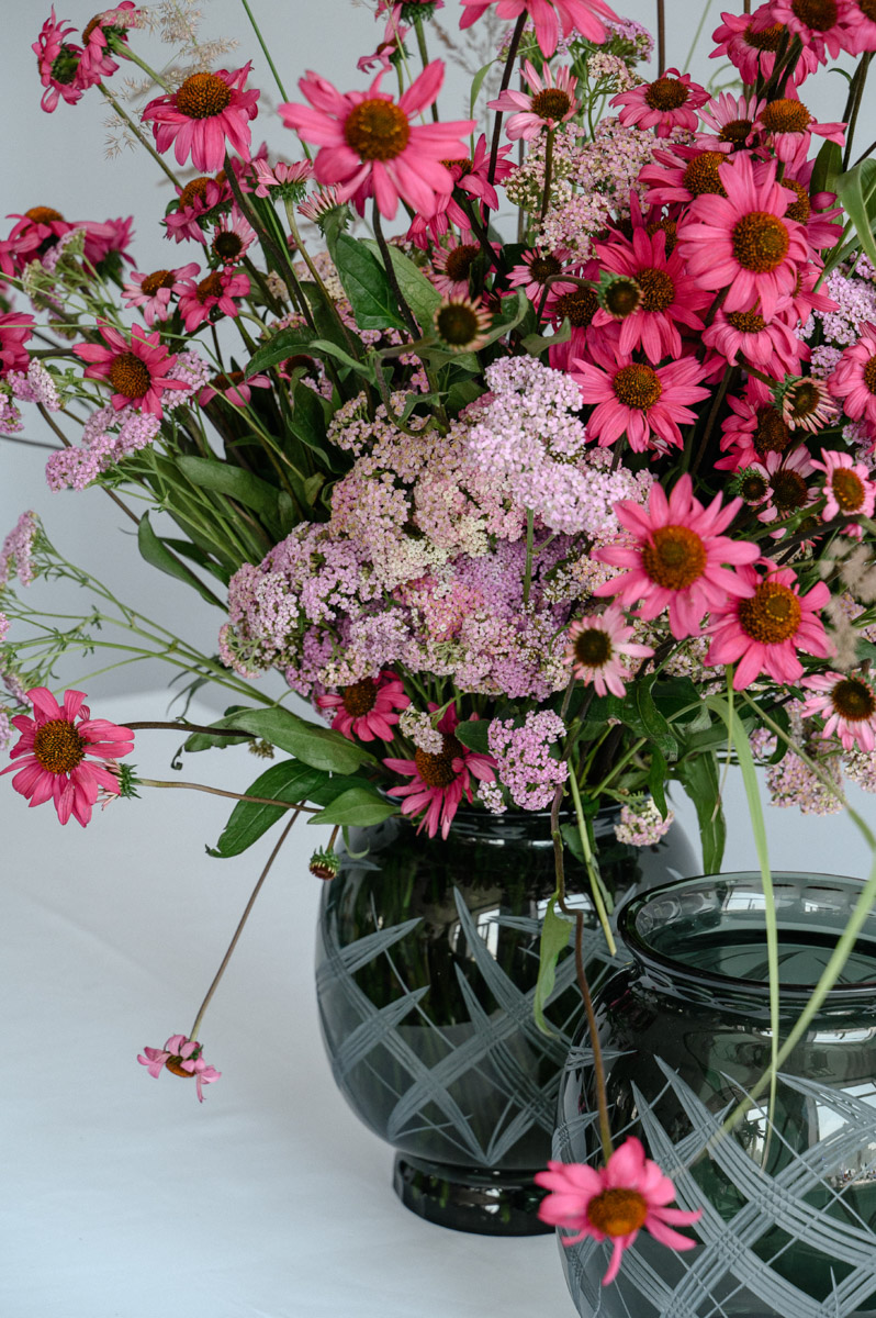 Столичный флорист Антон Шуранов обрел популярность благодаря звездным заказчикам, великолепному вкусу и внимательному отношению к деталям. Его работы — цветочные инсталляции, где важны не только растения, но и декор. С оформлением ему помогают мастера Гусь-Хрустального — с ними фитодизайнер сотрудничает не первый год.