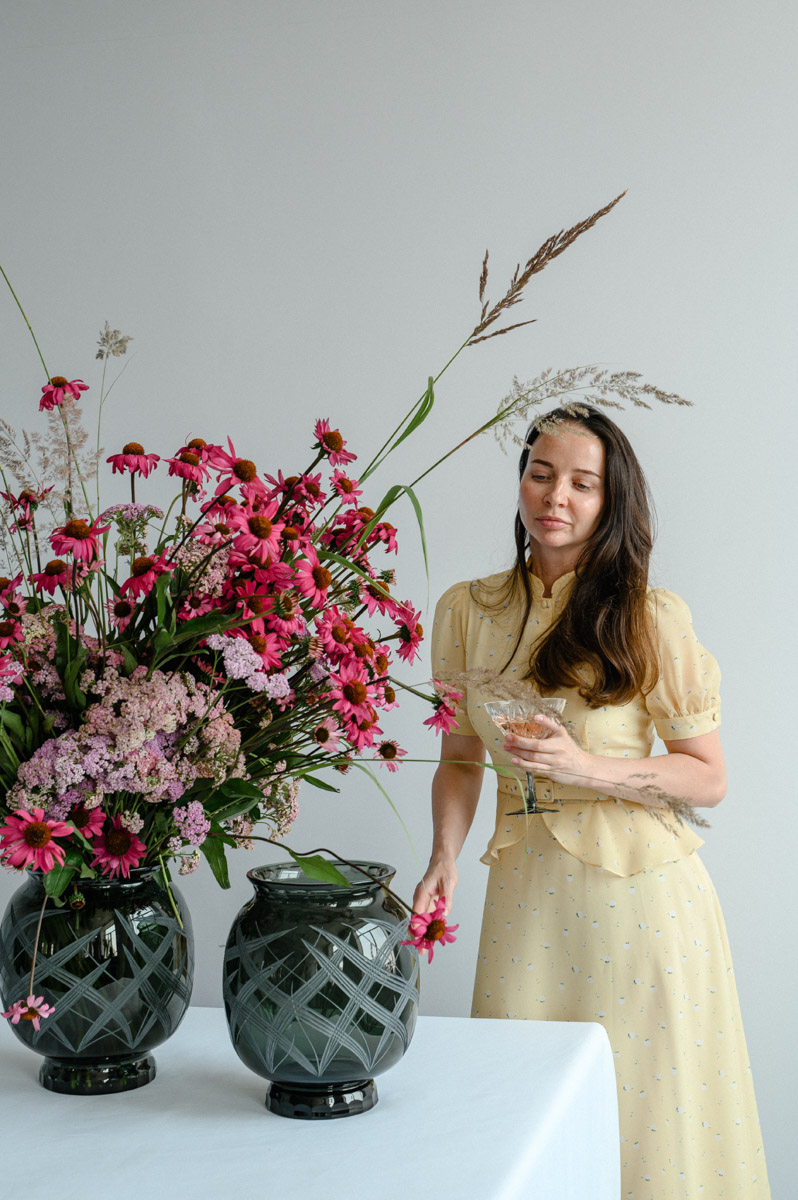 Столичный флорист Антон Шуранов обрел популярность благодаря звездным заказчикам, великолепному вкусу и внимательному отношению к деталям. Его работы — цветочные инсталляции, где важны не только растения, но и декор. С оформлением ему помогают мастера Гусь-Хрустального — с ними фитодизайнер сотрудничает не первый год.