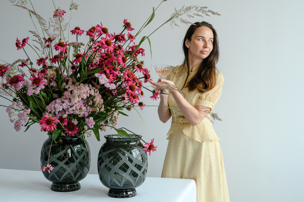 Столичный флорист Антон Шуранов обрел популярность благодаря звездным заказчикам, великолепному вкусу и внимательному отношению к деталям. Его работы — цветочные инсталляции, где важны не только растения, но и декор. С оформлением ему помогают мастера Гусь-Хрустального — с ними фитодизайнер сотрудничает не первый год.