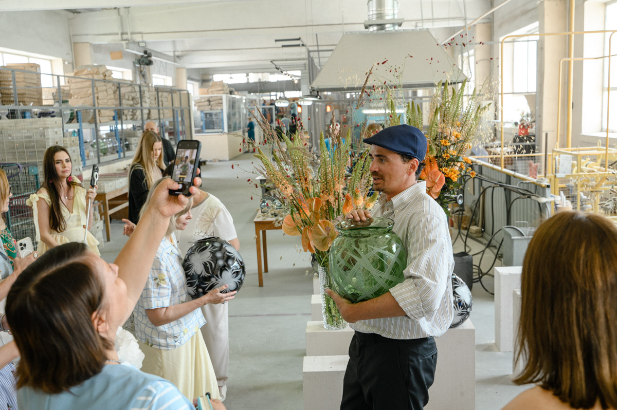 Столичный флорист Антон Шуранов обрел популярность благодаря звездным заказчикам, великолепному вкусу и внимательному отношению к деталям. Его работы — цветочные инсталляции, где важны не только растения, но и декор. С оформлением ему помогают мастера Гусь-Хрустального — с ними фитодизайнер сотрудничает не первый год.