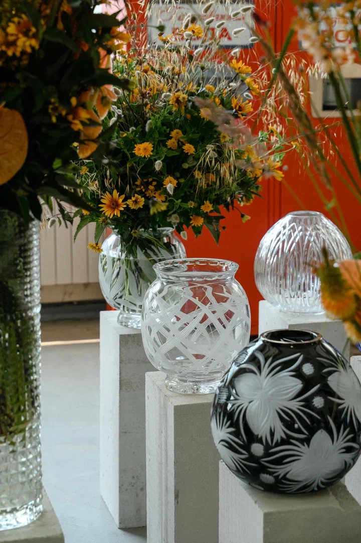 Столичный флорист Антон Шуранов обрел популярность благодаря звездным заказчикам, великолепному вкусу и внимательному отношению к деталям. Его работы — цветочные инсталляции, где важны не только растения, но и декор. С оформлением ему помогают мастера Гусь-Хрустального — с ними фитодизайнер сотрудничает не первый год.