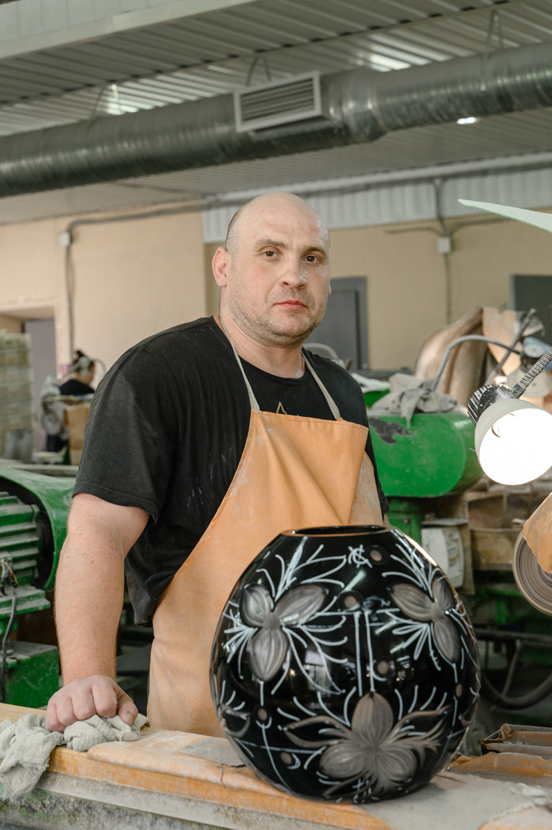 Столичный флорист Антон Шуранов обрел популярность благодаря звездным заказчикам, великолепному вкусу и внимательному отношению к деталям. Его работы — цветочные инсталляции, где важны не только растения, но и декор. С оформлением ему помогают мастера Гусь-Хрустального — с ними фитодизайнер сотрудничает не первый год.