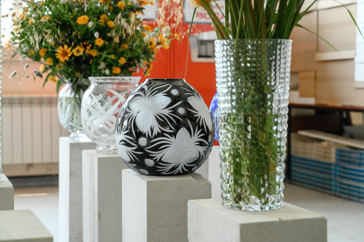 Столичный флорист Антон Шуранов обрел популярность благодаря звездным заказчикам, великолепному вкусу и внимательному отношению к деталям. Его работы — цветочные инсталляции, где важны не только растения, но и декор. С оформлением ему помогают мастера Гусь-Хрустального — с ними фитодизайнер сотрудничает не первый год.