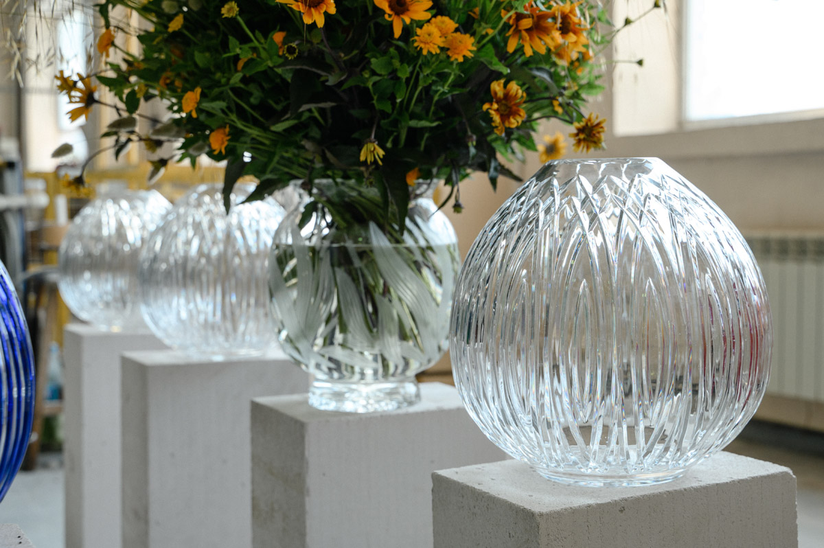 Столичный флорист Антон Шуранов обрел популярность благодаря звездным заказчикам, великолепному вкусу и внимательному отношению к деталям. Его работы — цветочные инсталляции, где важны не только растения, но и декор. С оформлением ему помогают мастера Гусь-Хрустального — с ними фитодизайнер сотрудничает не первый год.