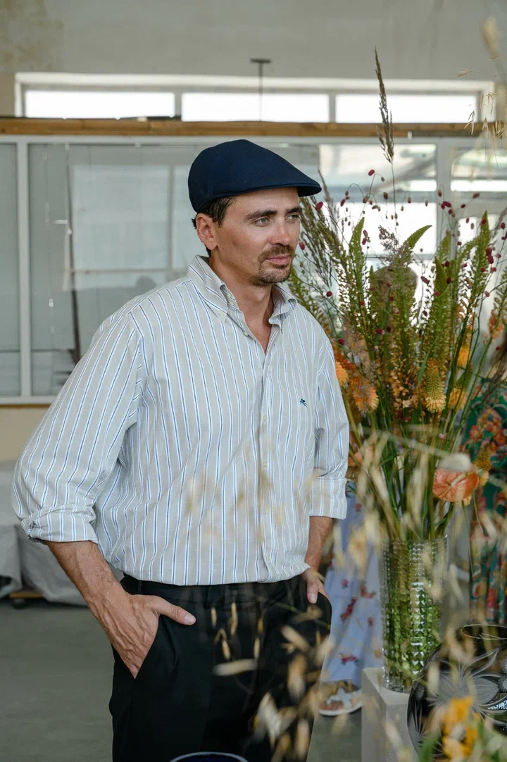 Столичный флорист Антон Шуранов обрел популярность благодаря звездным заказчикам, великолепному вкусу и внимательному отношению к деталям. Его работы — цветочные инсталляции, где важны не только растения, но и декор. С оформлением ему помогают мастера Гусь-Хрустального — с ними фитодизайнер сотрудничает не первый год.