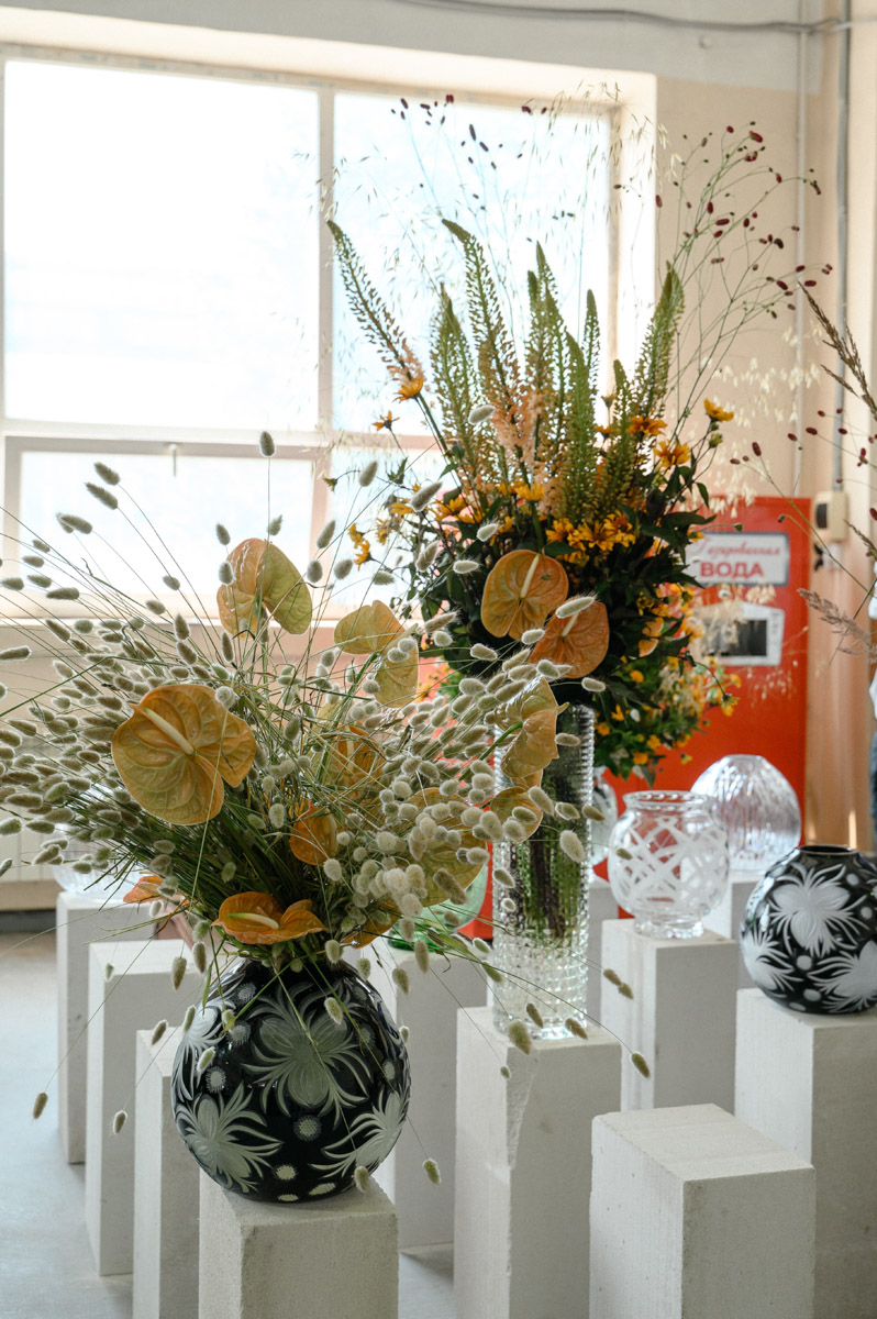 Столичный флорист Антон Шуранов обрел популярность благодаря звездным заказчикам, великолепному вкусу и внимательному отношению к деталям. Его работы — цветочные инсталляции, где важны не только растения, но и декор. С оформлением ему помогают мастера Гусь-Хрустального — с ними фитодизайнер сотрудничает не первый год.