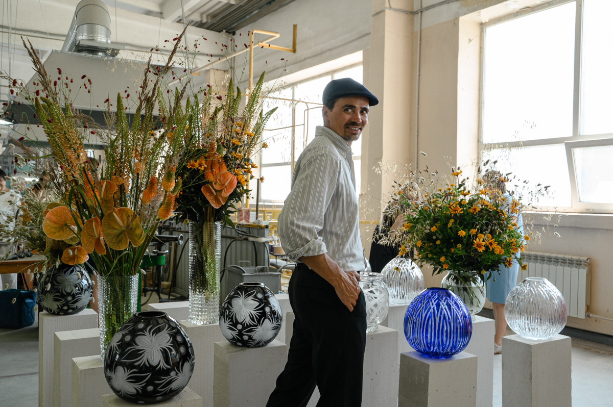 Столичный флорист Антон Шуранов обрел популярность благодаря звездным заказчикам, великолепному вкусу и внимательному отношению к деталям. Его работы — цветочные инсталляции, где важны не только растения, но и декор. С оформлением ему помогают мастера Гусь-Хрустального — с ними фитодизайнер сотрудничает не первый год.