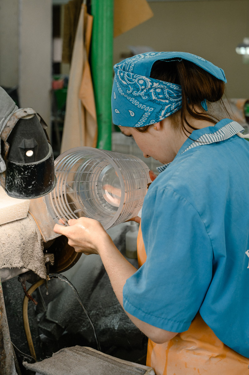 Столичный флорист Антон Шуранов обрел популярность благодаря звездным заказчикам, великолепному вкусу и внимательному отношению к деталям. Его работы — цветочные инсталляции, где важны не только растения, но и декор. С оформлением ему помогают мастера Гусь-Хрустального — с ними фитодизайнер сотрудничает не первый год.