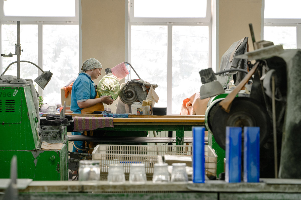 Столичный флорист Антон Шуранов обрел популярность благодаря звездным заказчикам, великолепному вкусу и внимательному отношению к деталям. Его работы — цветочные инсталляции, где важны не только растения, но и декор. С оформлением ему помогают мастера Гусь-Хрустального — с ними фитодизайнер сотрудничает не первый год.