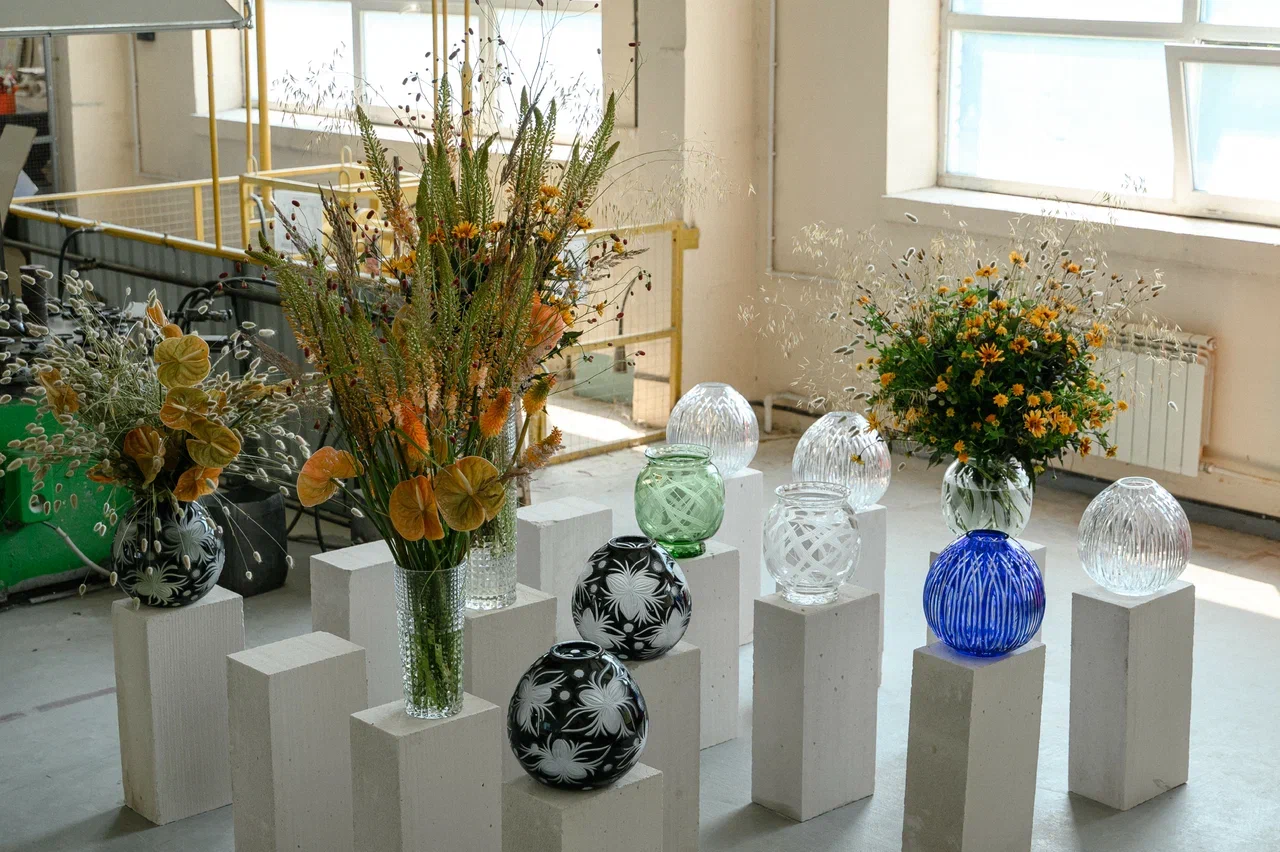 Столичный флорист Антон Шуранов обрел популярность благодаря звездным заказчикам, великолепному вкусу и внимательному отношению к деталям. Его работы — цветочные инсталляции, где важны не только растения, но и декор. С оформлением ему помогают мастера Гусь-Хрустального — с ними фитодизайнер сотрудничает не первый год.