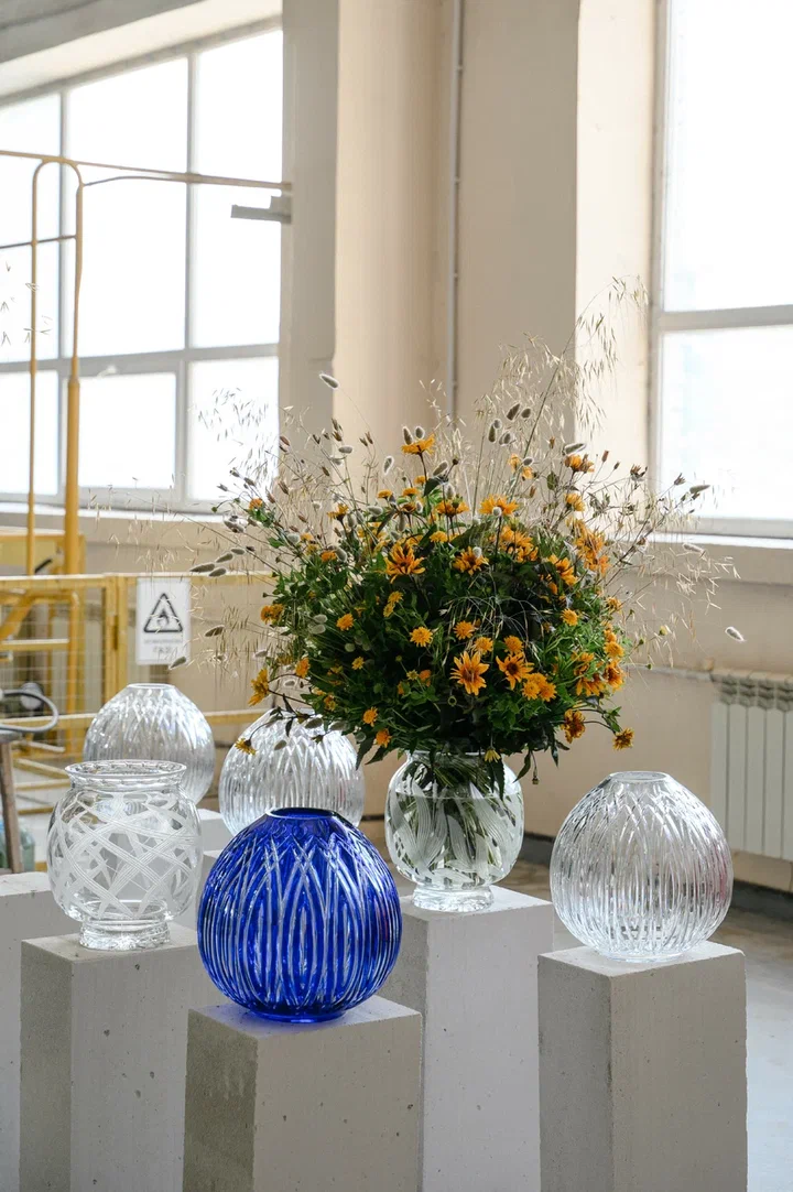 Столичный флорист Антон Шуранов обрел популярность благодаря звездным заказчикам, великолепному вкусу и внимательному отношению к деталям. Его работы — цветочные инсталляции, где важны не только растения, но и декор. С оформлением ему помогают мастера Гусь-Хрустального — с ними фитодизайнер сотрудничает не первый год.