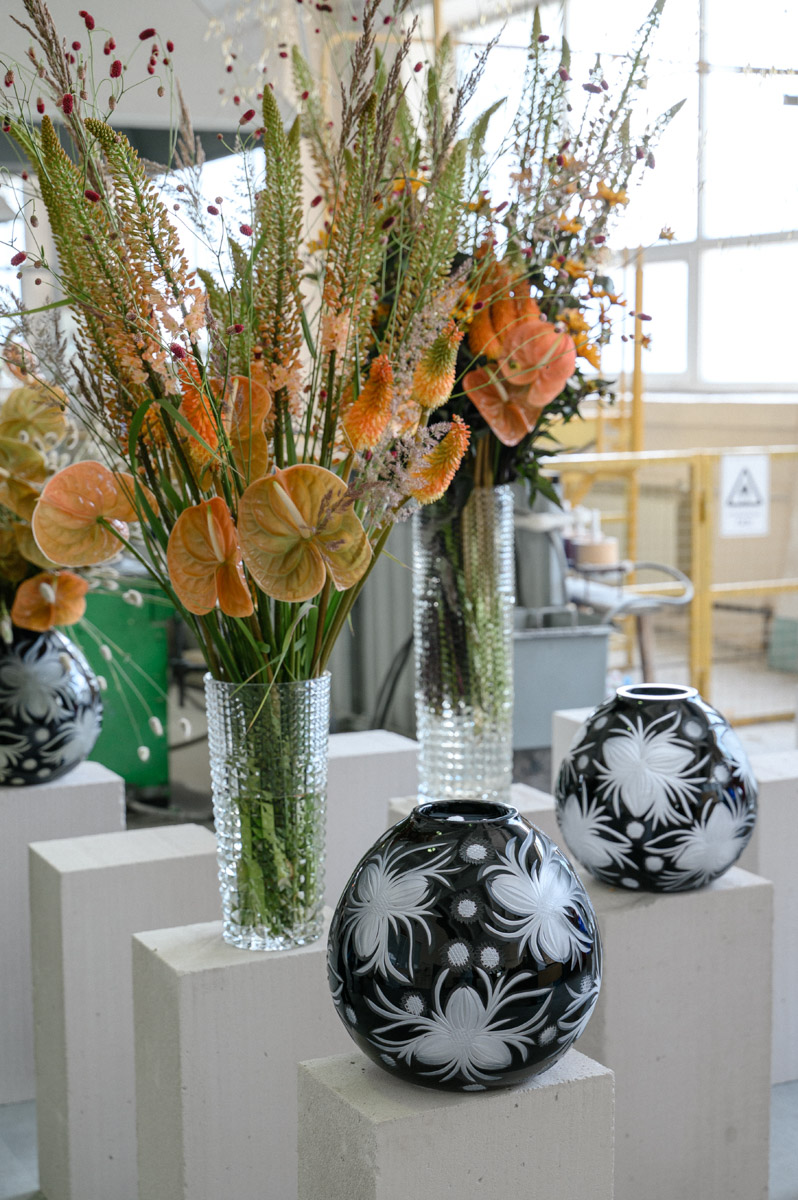 Столичный флорист Антон Шуранов обрел популярность благодаря звездным заказчикам, великолепному вкусу и внимательному отношению к деталям. Его работы — цветочные инсталляции, где важны не только растения, но и декор. С оформлением ему помогают мастера Гусь-Хрустального — с ними фитодизайнер сотрудничает не первый год.