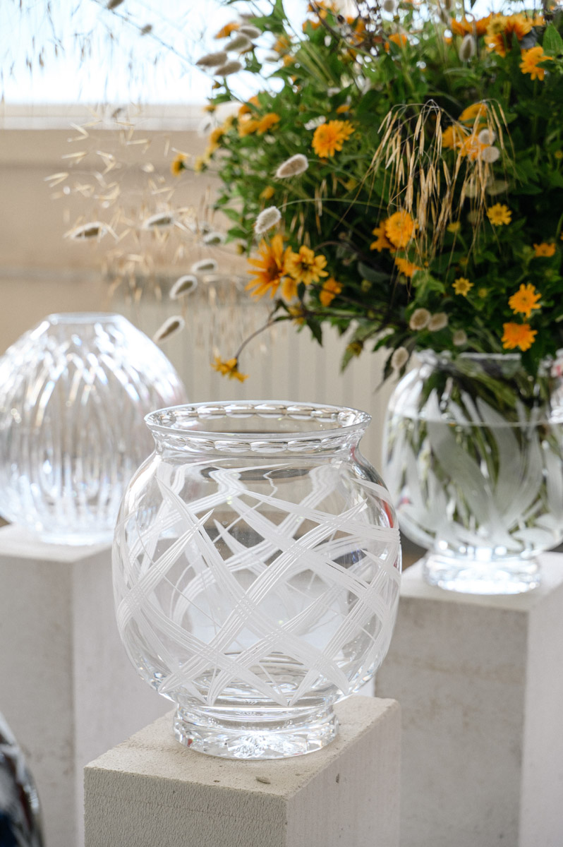 Столичный флорист Антон Шуранов обрел популярность благодаря звездным заказчикам, великолепному вкусу и внимательному отношению к деталям. Его работы — цветочные инсталляции, где важны не только растения, но и декор. С оформлением ему помогают мастера Гусь-Хрустального — с ними фитодизайнер сотрудничает не первый год.