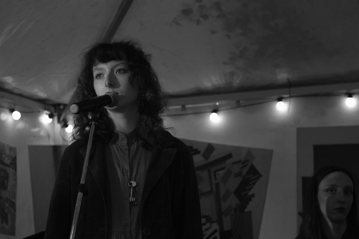 История владимирской группы «ОднАкО» похожа на студенческую вечеринку, что вышла из-под контроля. Сначала играли каверы «для себя», потом появились авторские песни. Главным в группе всегда был саквояж — вечный, потертый, с каждой гастролью становящийся все более перекошенным. Теперь группа доигрывает последние концерты, готовит альбом и самораспускается.