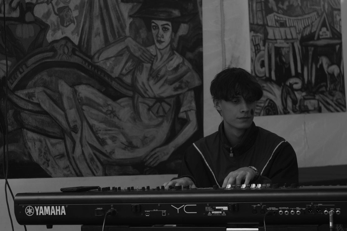 История владимирской группы «ОднАкО» похожа на студенческую вечеринку, что вышла из-под контроля. Сначала играли каверы «для себя», потом появились авторские песни. Главным в группе всегда был саквояж — вечный, потертый, с каждой гастролью становящийся все более перекошенным. Теперь группа доигрывает последние концерты, готовит альбом и самораспускается.