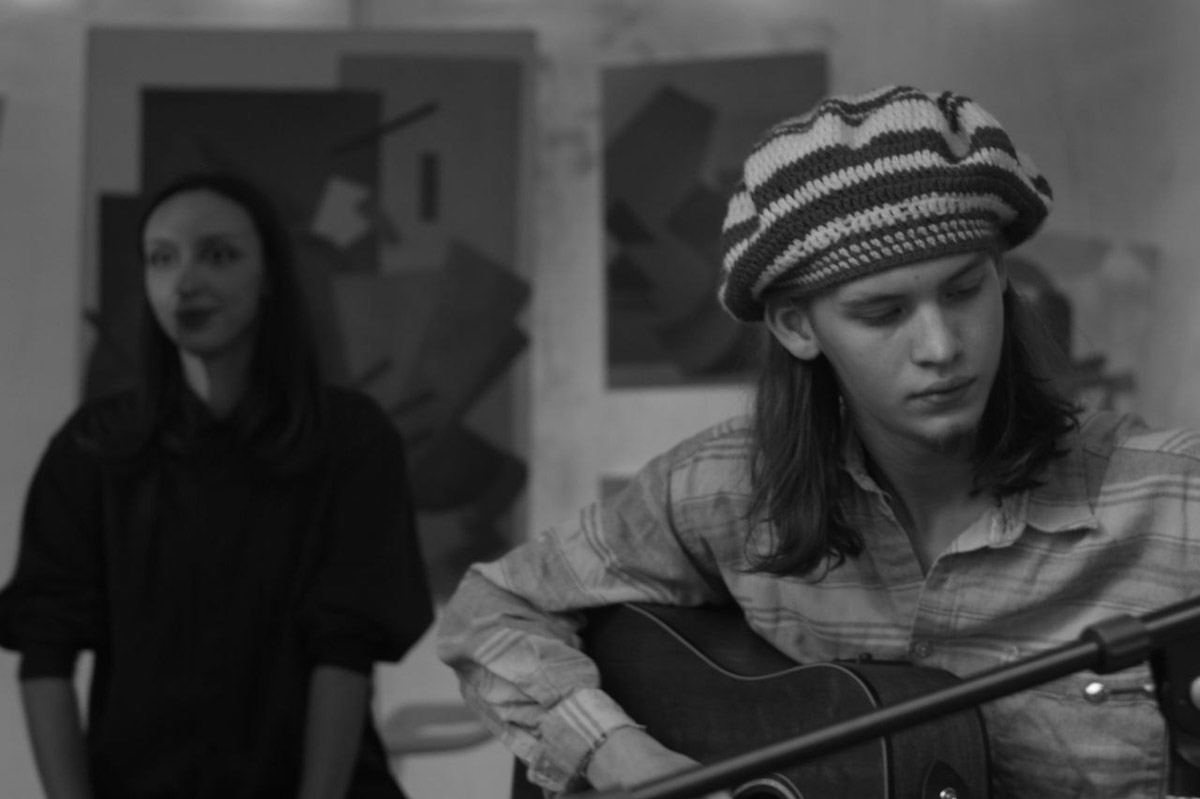 История владимирской группы «ОднАкО» похожа на студенческую вечеринку, что вышла из-под контроля. Сначала играли каверы «для себя», потом появились авторские песни. Главным в группе всегда был саквояж — вечный, потертый, с каждой гастролью становящийся все более перекошенным. Теперь группа доигрывает последние концерты, готовит альбом и самораспускается.