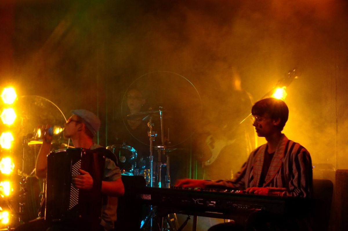 История владимирской группы «ОднАкО» похожа на студенческую вечеринку, что вышла из-под контроля. Сначала играли каверы «для себя», потом появились авторские песни. Главным в группе всегда был саквояж — вечный, потертый, с каждой гастролью становящийся все более перекошенным. Теперь группа доигрывает последние концерты, готовит альбом и самораспускается.