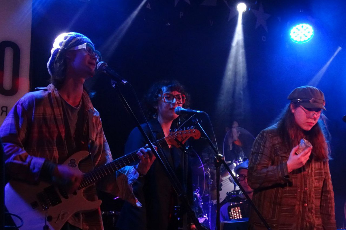 История владимирской группы «ОднАкО» похожа на студенческую вечеринку, что вышла из-под контроля. Сначала играли каверы «для себя», потом появились авторские песни. Главным в группе всегда был саквояж — вечный, потертый, с каждой гастролью становящийся все более перекошенным. Теперь группа доигрывает последние концерты, готовит альбом и самораспускается.