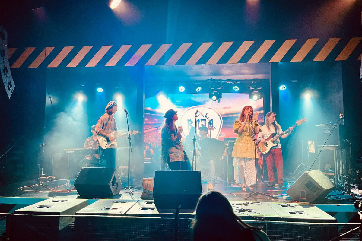 История владимирской группы «ОднАкО» похожа на студенческую вечеринку, что вышла из-под контроля. Сначала играли каверы «для себя», потом появились авторские песни. Главным в группе всегда был саквояж — вечный, потертый, с каждой гастролью становящийся все более перекошенным. Теперь группа доигрывает последние концерты, готовит альбом и самораспускается.