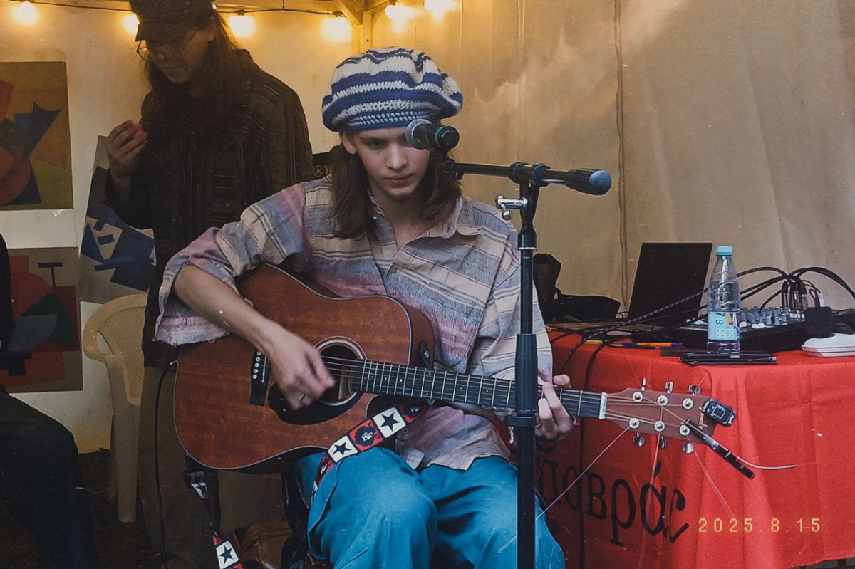 История владимирской группы «ОднАкО» похожа на студенческую вечеринку, что вышла из-под контроля. Сначала играли каверы «для себя», потом появились авторские песни. Главным в группе всегда был саквояж — вечный, потертый, с каждой гастролью становящийся все более перекошенным. Теперь группа доигрывает последние концерты, готовит альбом и самораспускается.