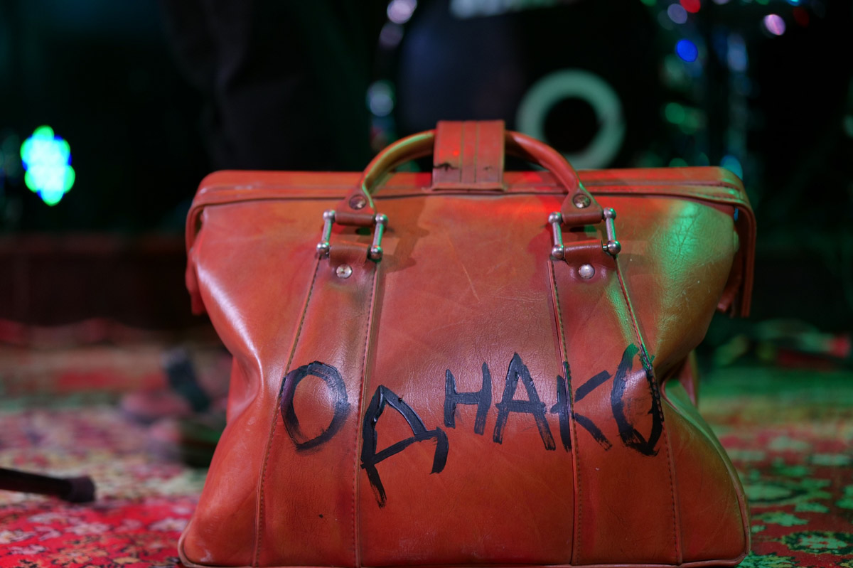 История владимирской группы «ОднАкО» похожа на студенческую вечеринку, что вышла из-под контроля. Сначала играли каверы «для себя», потом появились авторские песни. Главным в группе всегда был саквояж — вечный, потертый, с каждой гастролью становящийся все более перекошенным. Теперь группа доигрывает последние концерты, готовит альбом и самораспускается.