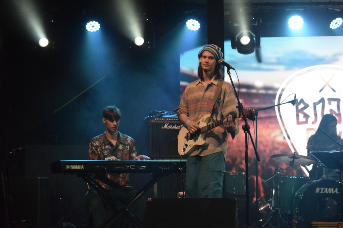 История владимирской группы «ОднАкО» похожа на студенческую вечеринку, что вышла из-под контроля. Сначала играли каверы «для себя», потом появились авторские песни. Главным в группе всегда был саквояж — вечный, потертый, с каждой гастролью становящийся все более перекошенным. Теперь группа доигрывает последние концерты, готовит альбом и самораспускается.