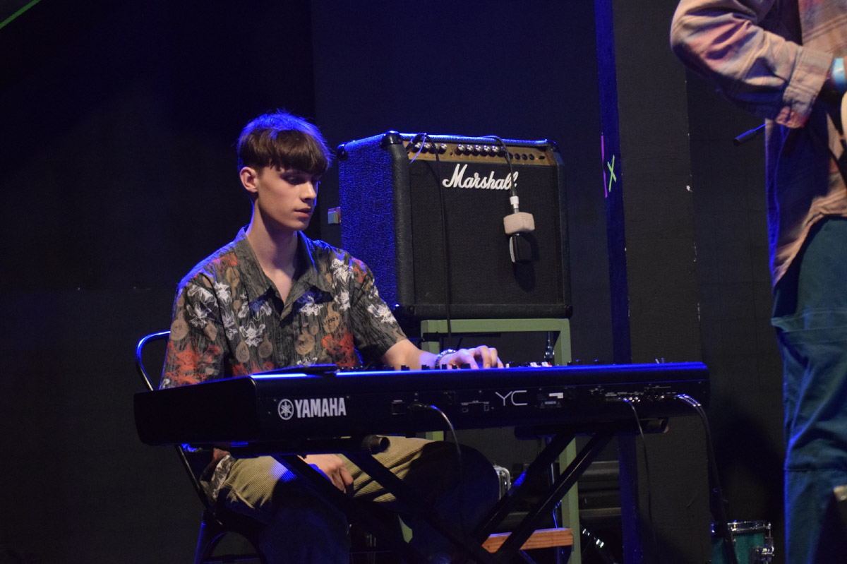 История владимирской группы «ОднАкО» похожа на студенческую вечеринку, что вышла из-под контроля. Сначала играли каверы «для себя», потом появились авторские песни. Главным в группе всегда был саквояж — вечный, потертый, с каждой гастролью становящийся все более перекошенным. Теперь группа доигрывает последние концерты, готовит альбом и самораспускается.