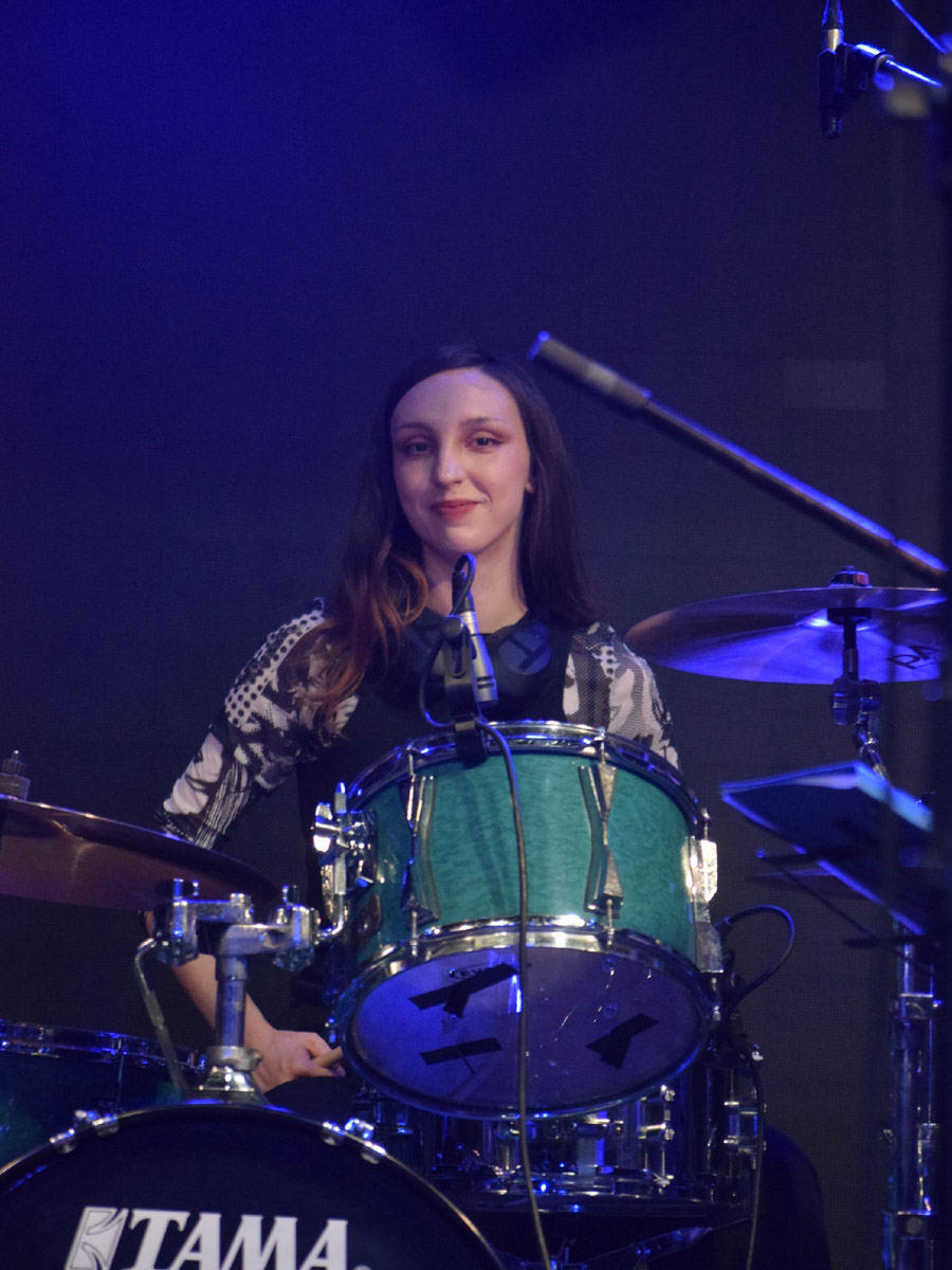 История владимирской группы «ОднАкО» похожа на студенческую вечеринку, что вышла из-под контроля. Сначала играли каверы «для себя», потом появились авторские песни. Главным в группе всегда был саквояж — вечный, потертый, с каждой гастролью становящийся все более перекошенным. Теперь группа доигрывает последние концерты, готовит альбом и самораспускается.