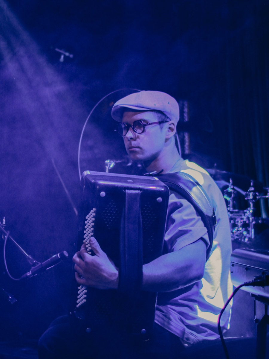 История владимирской группы «ОднАкО» похожа на студенческую вечеринку, что вышла из-под контроля. Сначала играли каверы «для себя», потом появились авторские песни. Главным в группе всегда был саквояж — вечный, потертый, с каждой гастролью становящийся все более перекошенным. Теперь группа доигрывает последние концерты, готовит альбом и самораспускается.