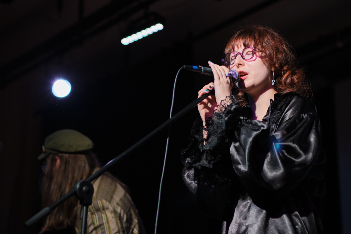 История владимирской группы «ОднАкО» похожа на студенческую вечеринку, что вышла из-под контроля. Сначала играли каверы «для себя», потом появились авторские песни. Главным в группе всегда был саквояж — вечный, потертый, с каждой гастролью становящийся все более перекошенным. Теперь группа доигрывает последние концерты, готовит альбом и самораспускается.