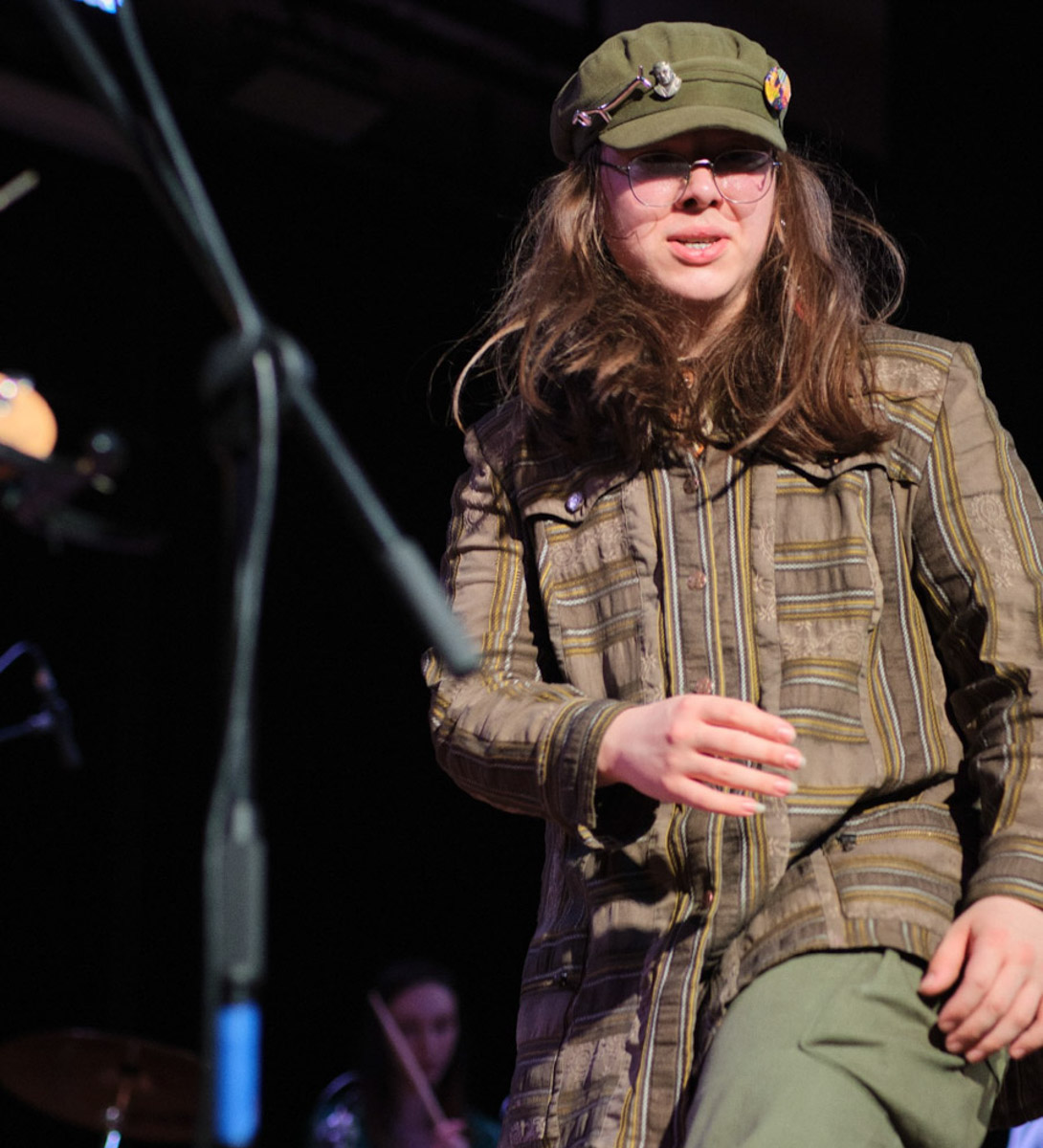 История владимирской группы «ОднАкО» похожа на студенческую вечеринку, что вышла из-под контроля. Сначала играли каверы «для себя», потом появились авторские песни. Главным в группе всегда был саквояж — вечный, потертый, с каждой гастролью становящийся все более перекошенным. Теперь группа доигрывает последние концерты, готовит альбом и самораспускается.